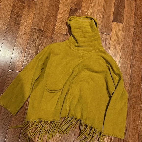 Vintage mustard yellow turtle neck sweater poncho with Tassels hem Sz M - Picture 9 of 10